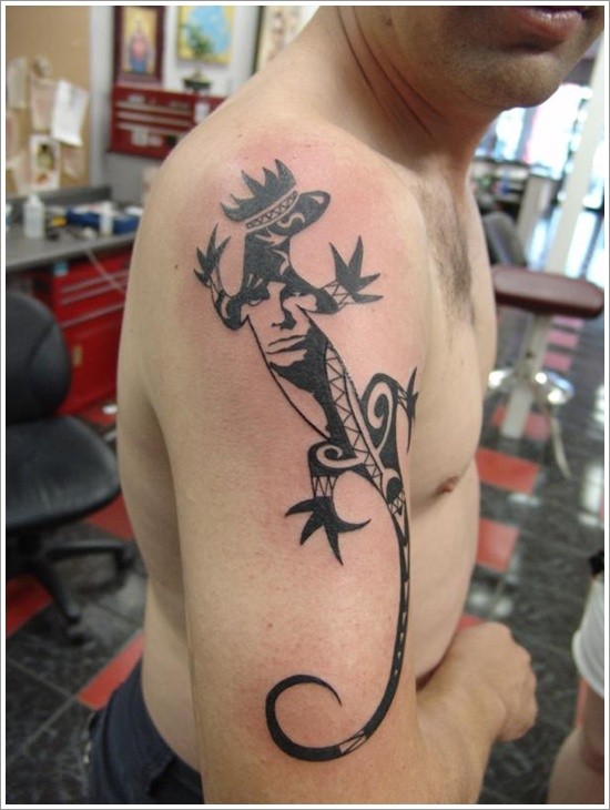 Awesome idea of lizard tattoo on shoulder
