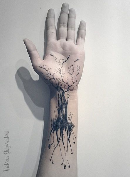 Tatuaje en la muñeca, árbol gris con raíces largas, idea impresionante