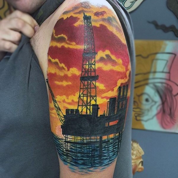 Tatuaje en el brazo, torre de petróleo interesante, estilo industrial