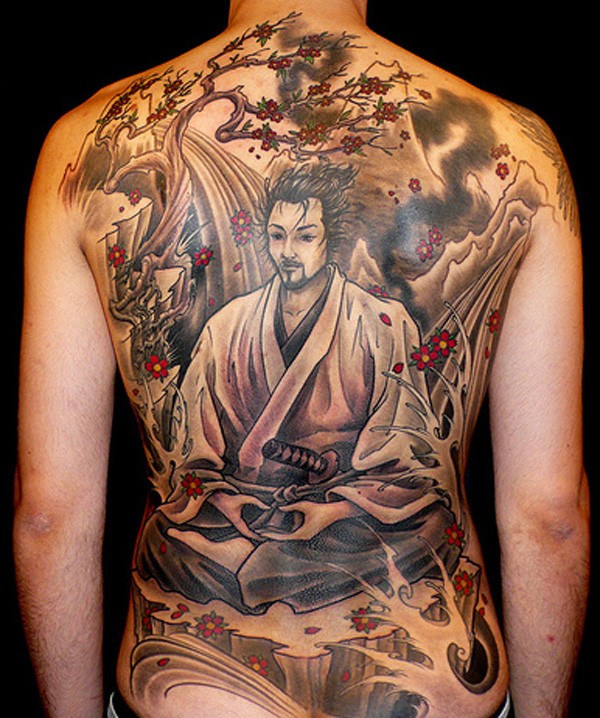 Tatuaje en la espalda, samuraí tranquilo en la naturaleza