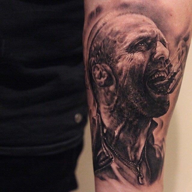terribile Jason Statham film orrorenero e bianco tatuaggio su braccio