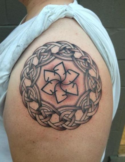 Tatuaje en el brazo,
cadena de nudos  celtas