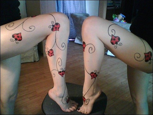 Tatuaggio curioso sulla gamba  le coccinelle rosse