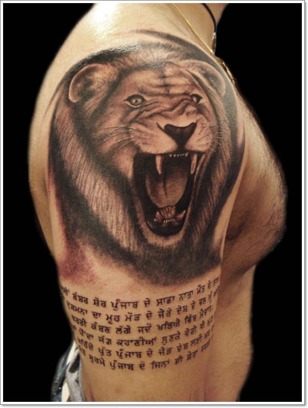 Tatuaje en el brazo, león y texto, color gris