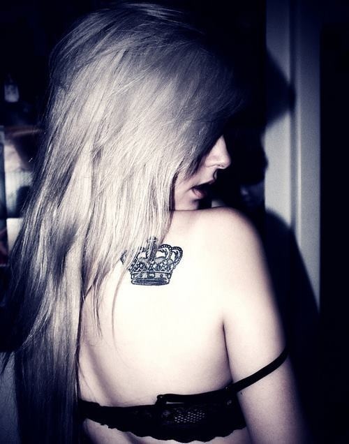Tatuaje en el hombro, corona hermosa visible