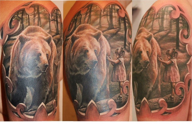 Tatuaje en el brazo, oso pardo poderoso en el bosque
