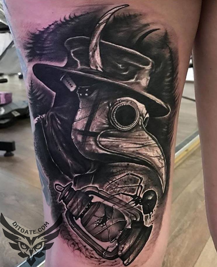 Tatuagem de coxa detalhada olhando impressionante do médico de praga com lâmpada de gás quebrada