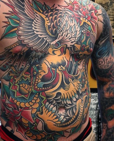 Fantastischer massiver mehrfarbiger Adler im Kampf gegen die Schlange Tattoo an ganzer Brust und Bauch