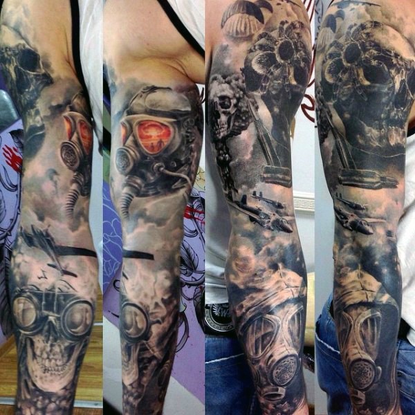 Tatuaje en el brazo, hombres en máscaras antigáses y cráneo siniestro