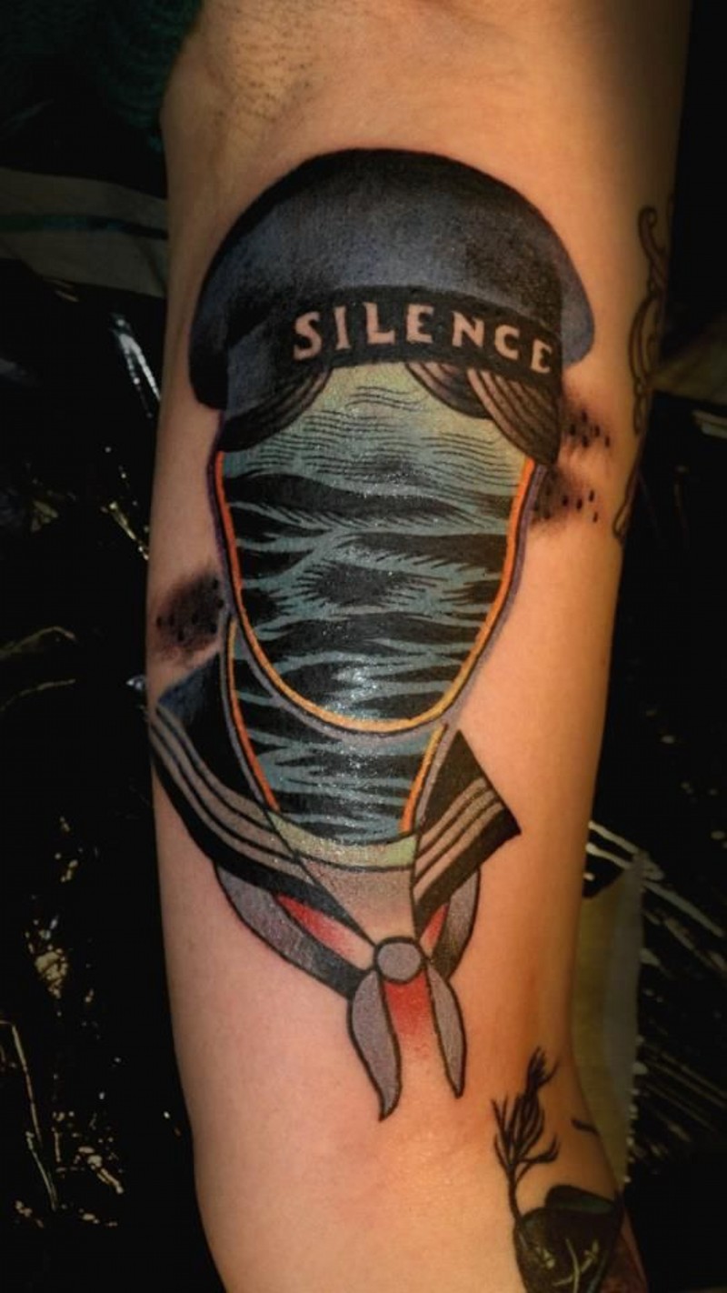 Tatuaje en el brazo, marinero con el mar en lugar de la cara