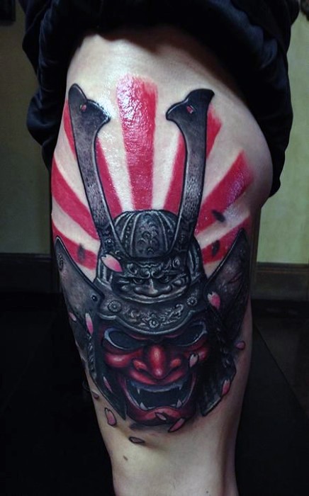 Tatuaje colorido en el muslo,  máscara de samurái estupenda