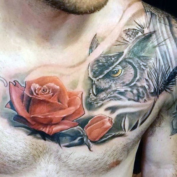 Super mehrfarbige Eule mit Blume Tattoo an der Brust