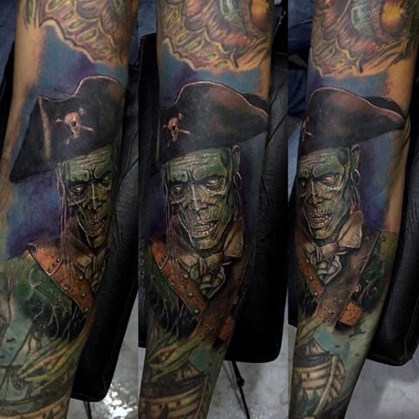 Tatuaje multicolor de zombi pirata aterrador  en el antebrazo