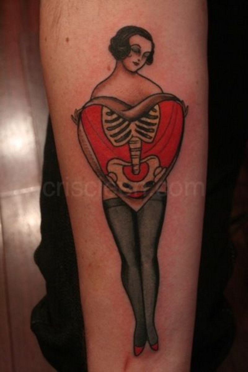 eccezionale  vecchia scuola dipinto stilizzato colorato  donna con cuore e ossatura tatuaggio su braccio