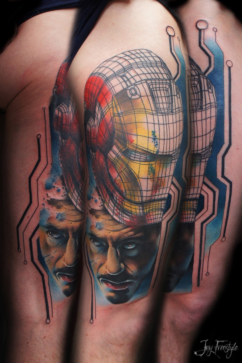 Spitze gemalter und farbiger Oberschenkel Tattoo des Ironmannes im Helm