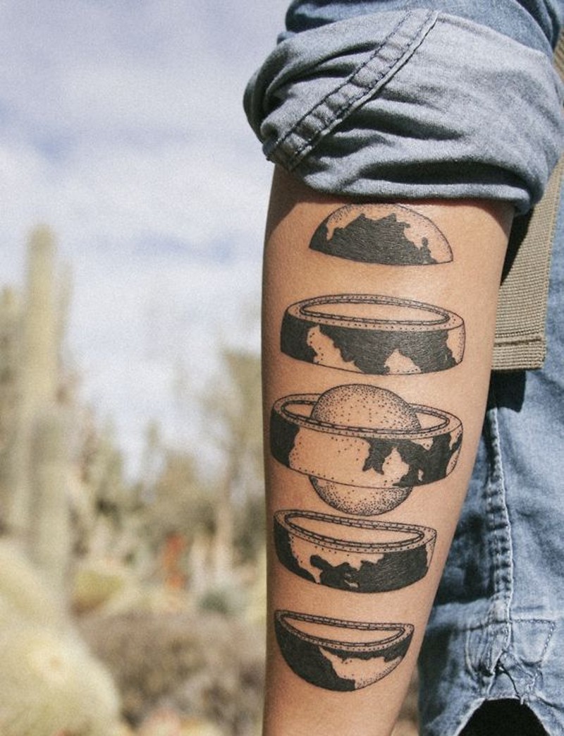 Tatuaje en el antebrazo, partes de planeta  y núcleo, idea increíble