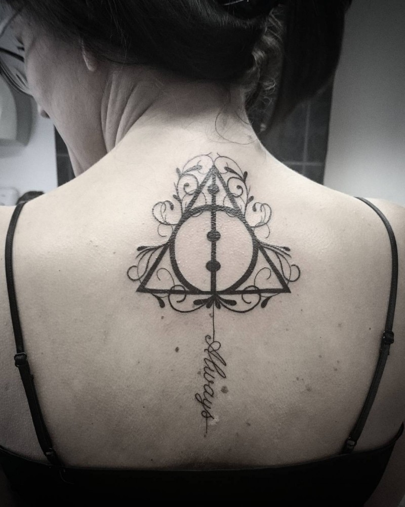 Tatuaje en la espalda alta,  símbolo de las reliquias de la muerte  con patrón elegante