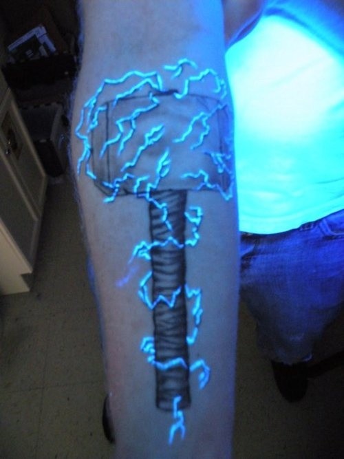 eccezionale dipinto colorato incandescente martello luminoso tatuaggio su braccio