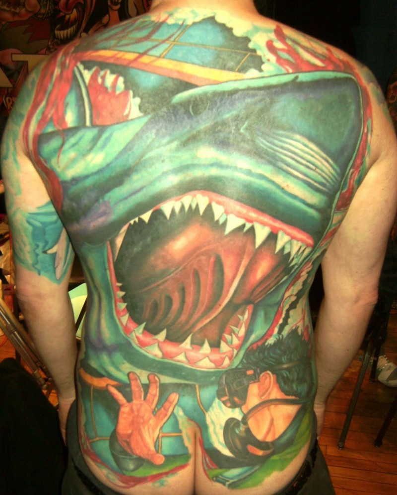 eccezionale dipinto colorato massiccio squalo orribile subacqueo tatuaggio pieno di schiena