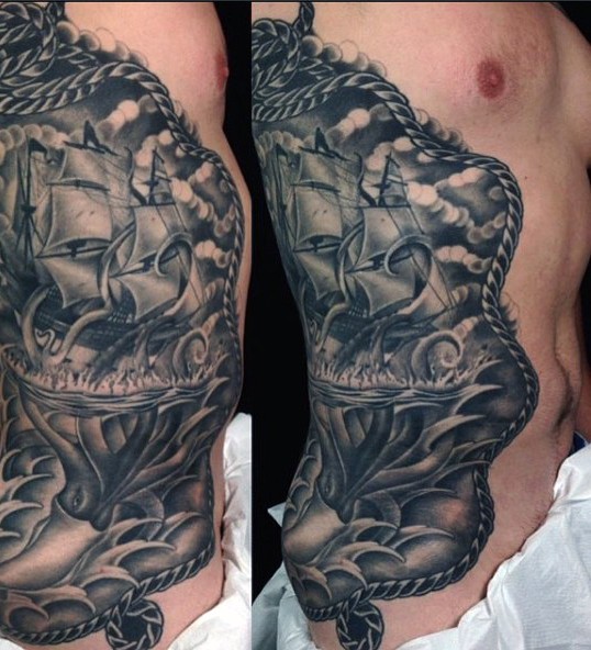 eccezionale dipinto massiccio bianco e nero antica nave con calamaro tatuaggio su lato