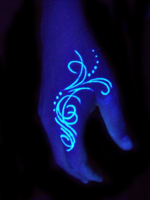 Tatuaje de patrones en la mano, tinta ultravioleta