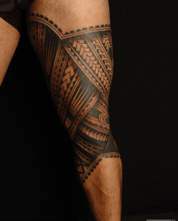 eccezionale polinesiano tatuaggio sulla gamba