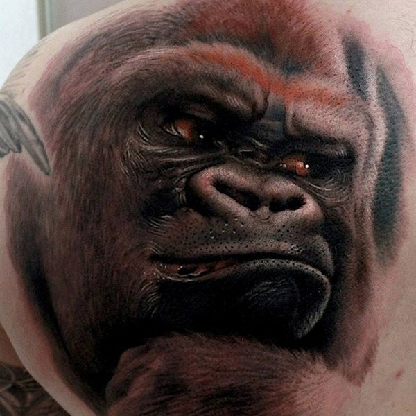 Tatuaje en el hombro, gorila con cara grande