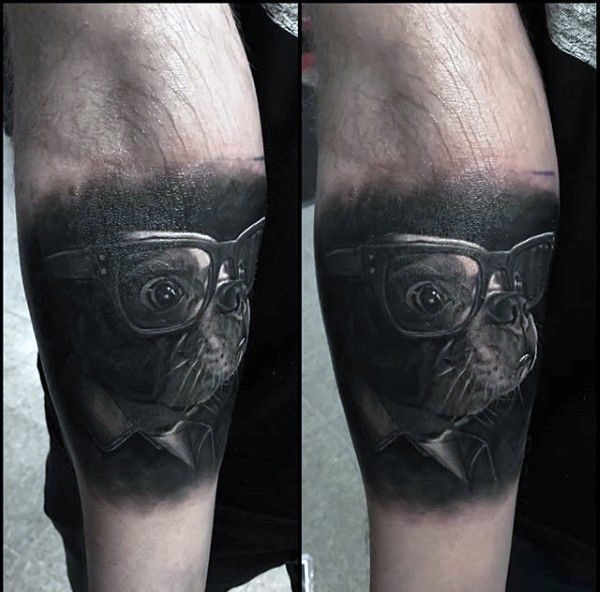 eccezionale realistico sfondo buio la nebbia nel ritratto di occhiali tatuaggio su braccio