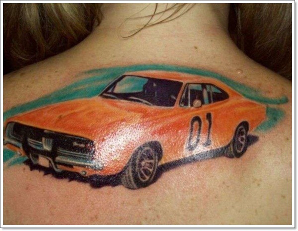 Tatuaje en la espalda,
coche viejo rojo