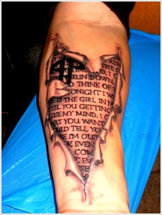 Tatuaje en el antebrazo,
texto del libre debajo de la piel