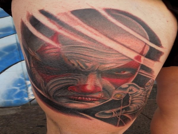 incredibile paurosa faccia di pagliaccio tatuaggio sulla coscia