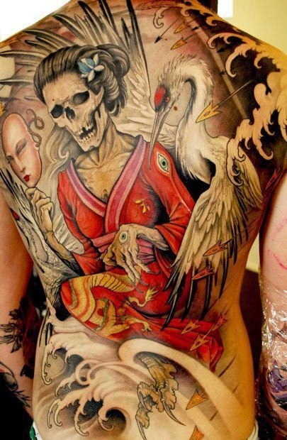 Tatuaje en la espalda, geisha esqueleto en quimono y con máscara en la mano