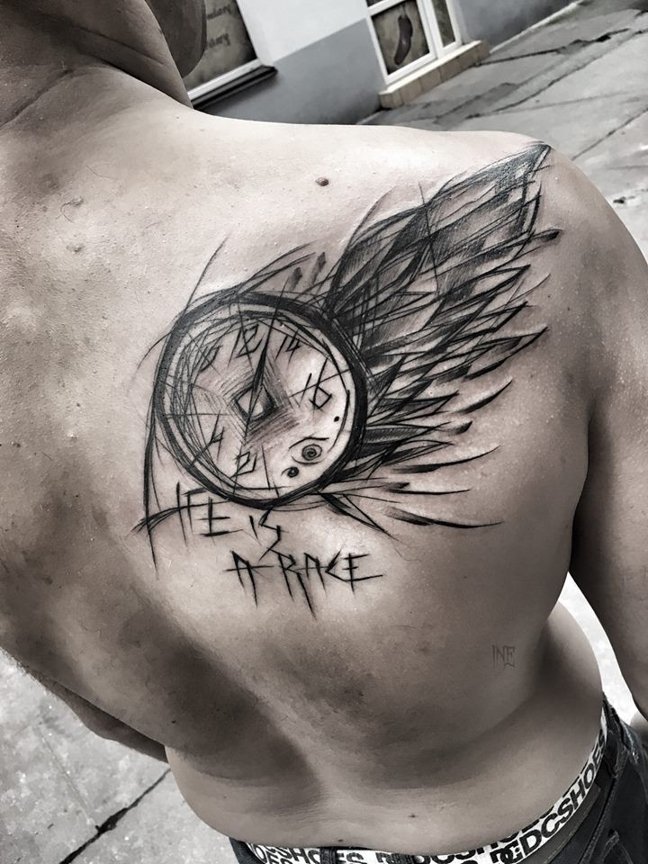 Tatuagem de escapo de tinta preta de estilo de esboço impressionante de relógio com asa e rotulação por Inez Janiak