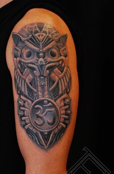 eccezionale gufo pietra con simbolo tatuaggio sulla spalla
