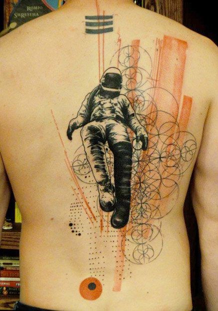 Tatuaje en la espalda,
astronauta con abstracción preciosa