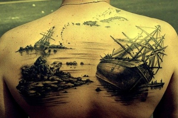 Tatuaje en la espalda, barcos hundidos