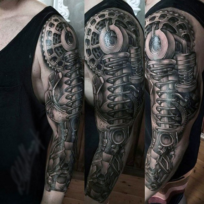 Tatuaje de mecánico fantástico con detalles en el brazo
