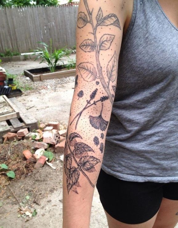 Tatuaje en el brazo,
malezas de color gris
