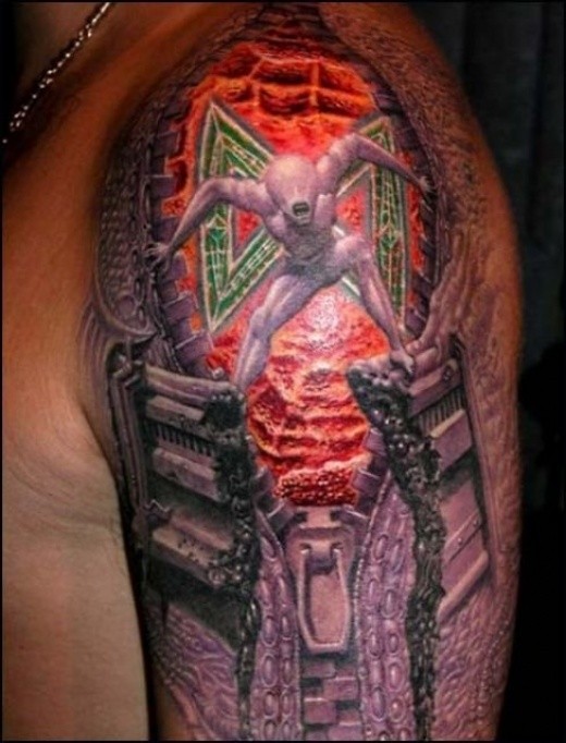Tolles Reißverschluss in der Form von sehr detailliertem gruseligem Monster Tattoo am Schulterbereich