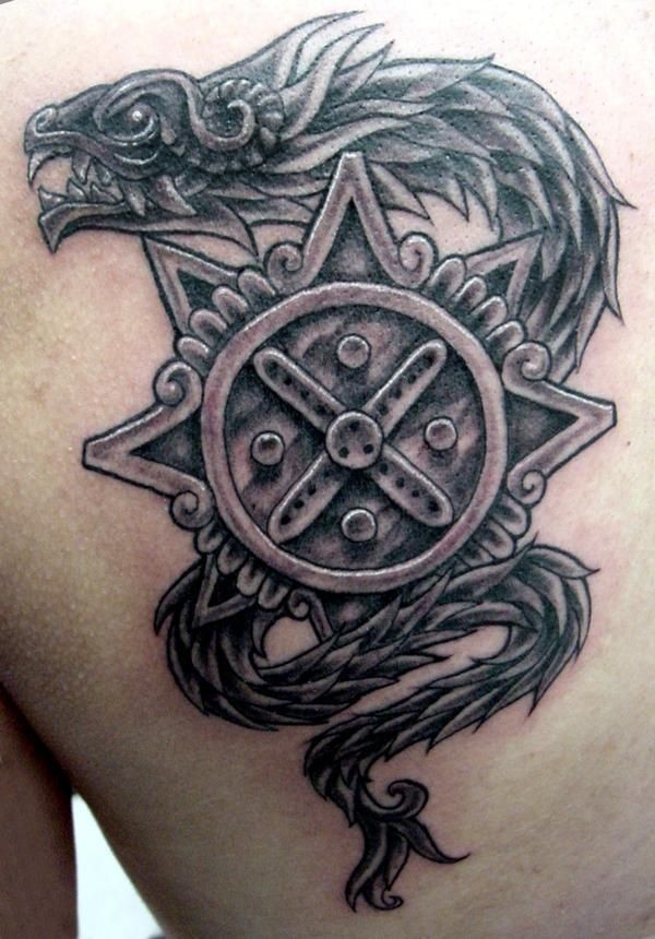 Tatuaje de serpiente emplumada azteca con escudo