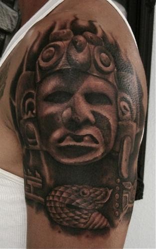 Tatuaje en el brazo, estatua de monstruo azteca