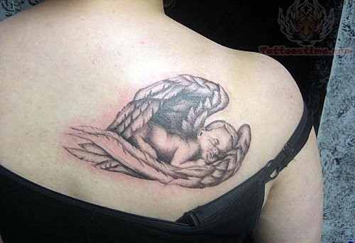 bimbo cherubino addormendato su ala tatuaggio sulla scapola