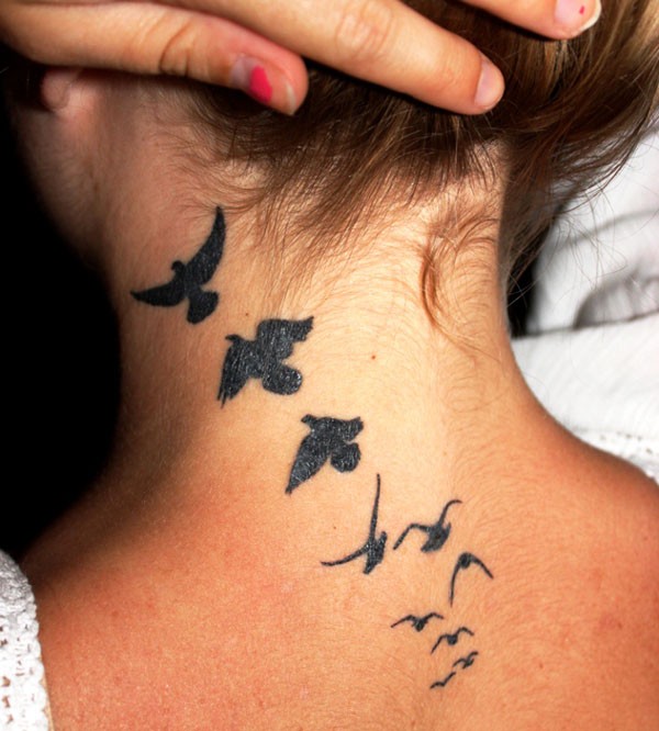 Tatuaje en el cuello, varias aves diminutas
