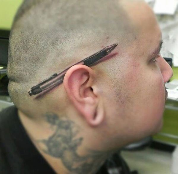 Kugelschreiber realistisches 3D Tattoo hinter dem Ohr
