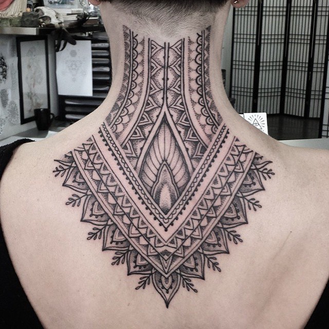 Tatuaje negro blanco en el cuello, encaje fascinante elegante