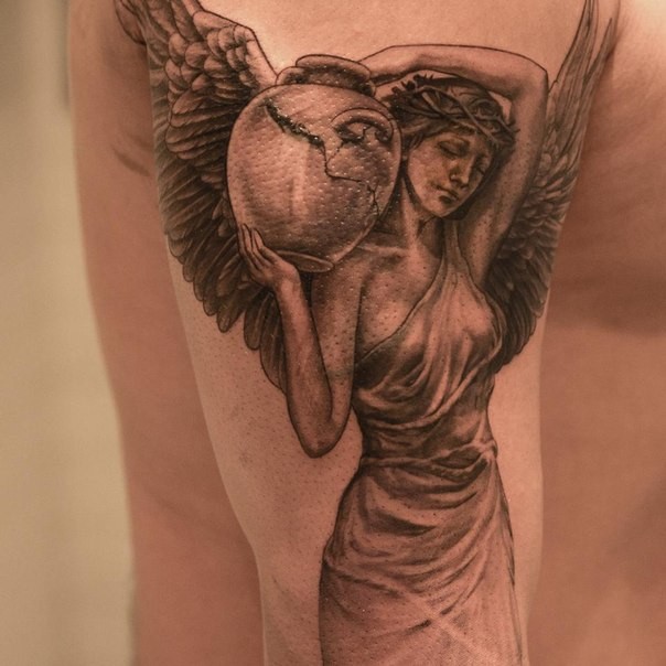 Tatuaje  de ángel hermosa con jarra