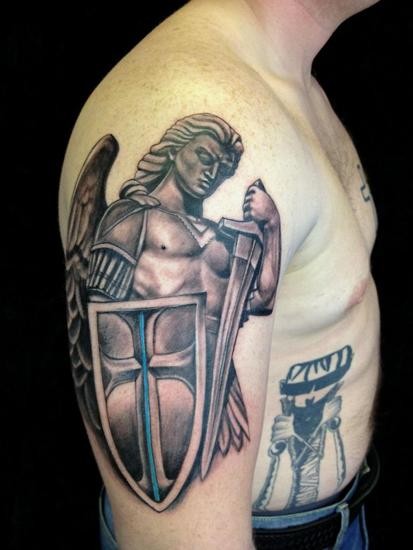 bellissimo arcangelo Michele in armatura tatuaggio a mezza manica