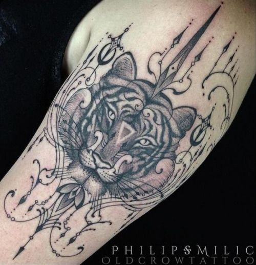 Hermoso tatuaje de hombro estilo asiático de espeluznante tigre con hermosos adornos