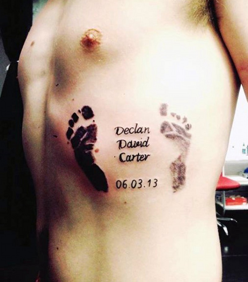 Tatuaje en las costillas, huellas de un niño con nombre y fecha