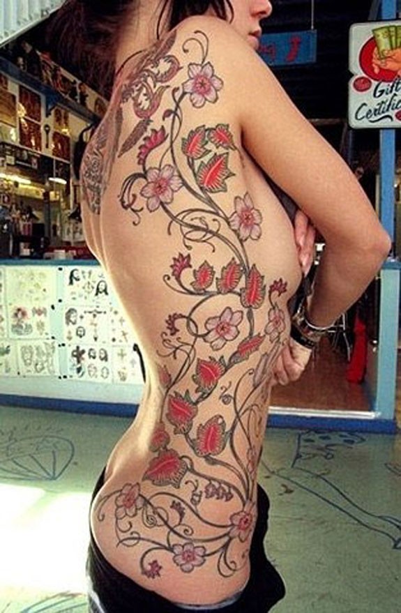 bellissimo grande vite con fiori tatuaggio sulle costolette